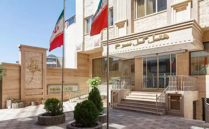ورودی هتل گل سرخ با پرچم‌های ایران