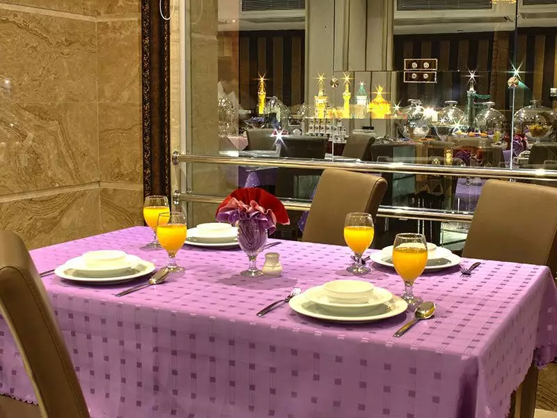 میز غذاخوری چیده‌شده در هتل گل سرخ