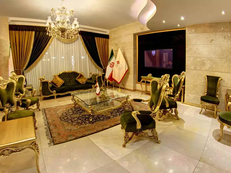 لابی هتل گل سرخ با مبلمان طلایی و لوستر