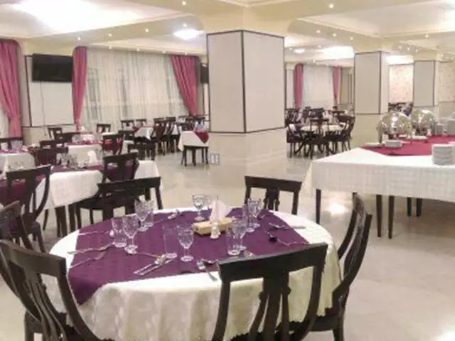 سالن غذاخوری هتل بزرگ گوت که مال با میزهای گرد