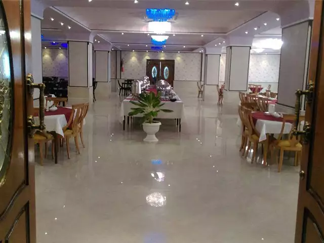 سالن غذاخوری هتل بزرگ گوت که مال سابق با میزهای چیده‌شده