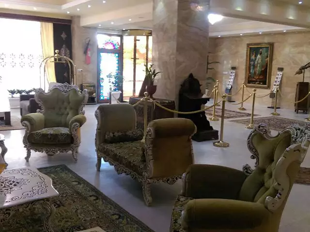 مبلمان کلاسیک لابی هتل بزرگ گوت که مال سابق