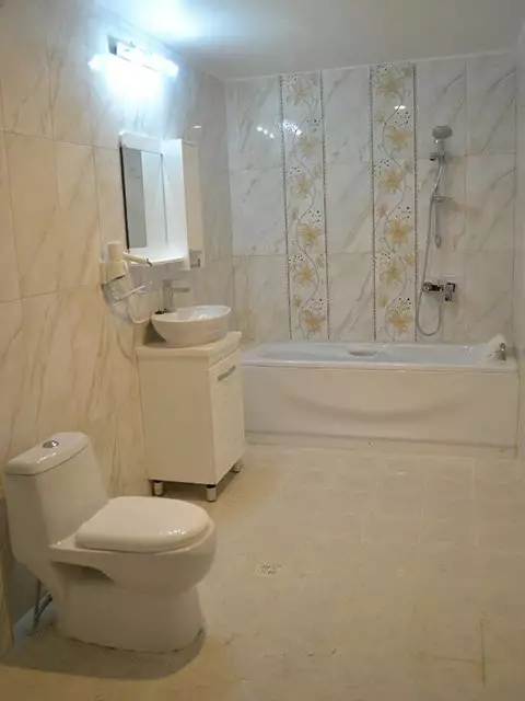 حمام هتل بزرگ با وان و روشویی