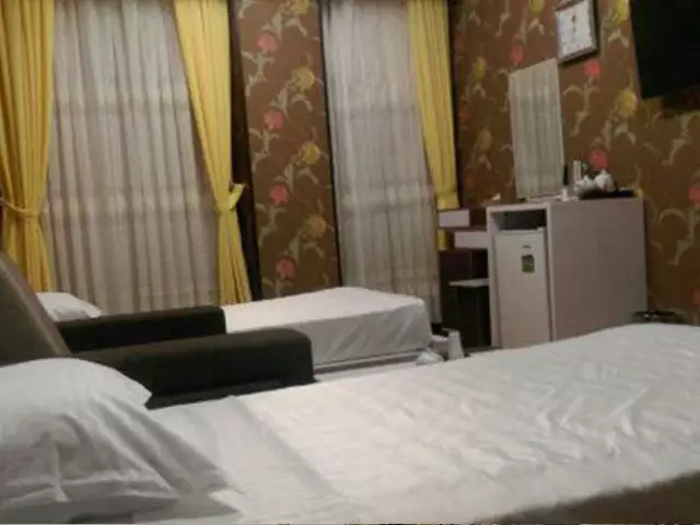 دو تخت در اتاق هتل بزرگ