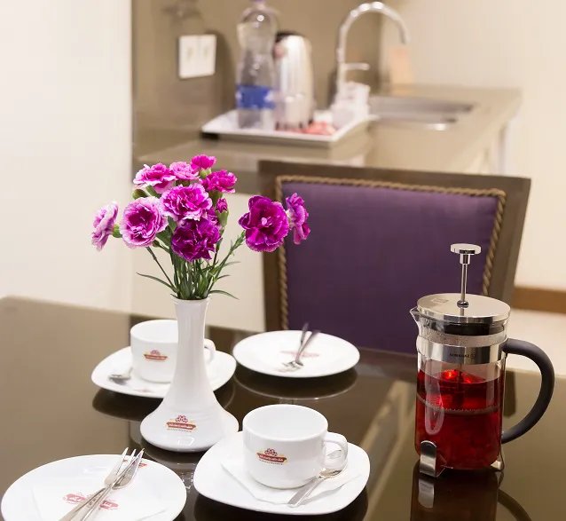 سرویس چای و گل روی میز اتاق نگین پاسارگاد