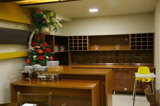 بوفه هتل بهار با ظروف پذیرایی و گل‌آرایی