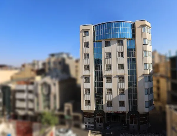 نمای بیرونی ساختمان هتل مهر با نمای شیشه‌ای