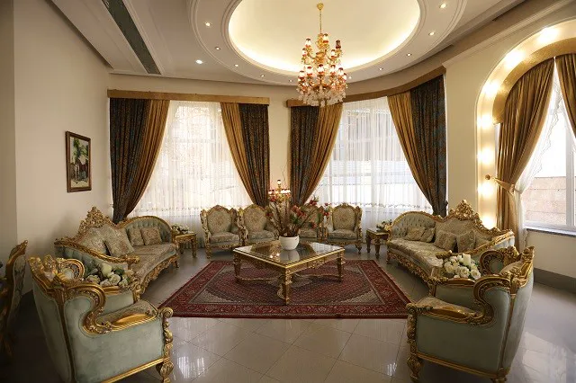 سالن نشیمن هتل مهر با مبلمان کلاسیک و لوستر