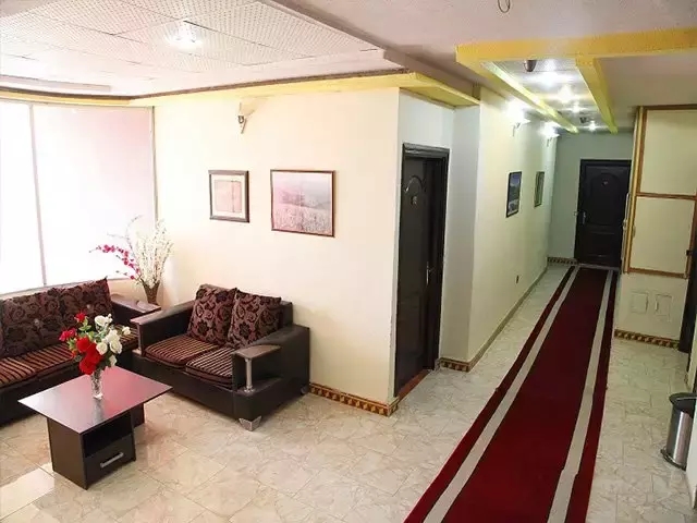 نشیمن مبله و راهروی هتل سیروس