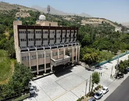 نمای بیرونی هتل پارسیان در میان فضای سبز و کوهستان