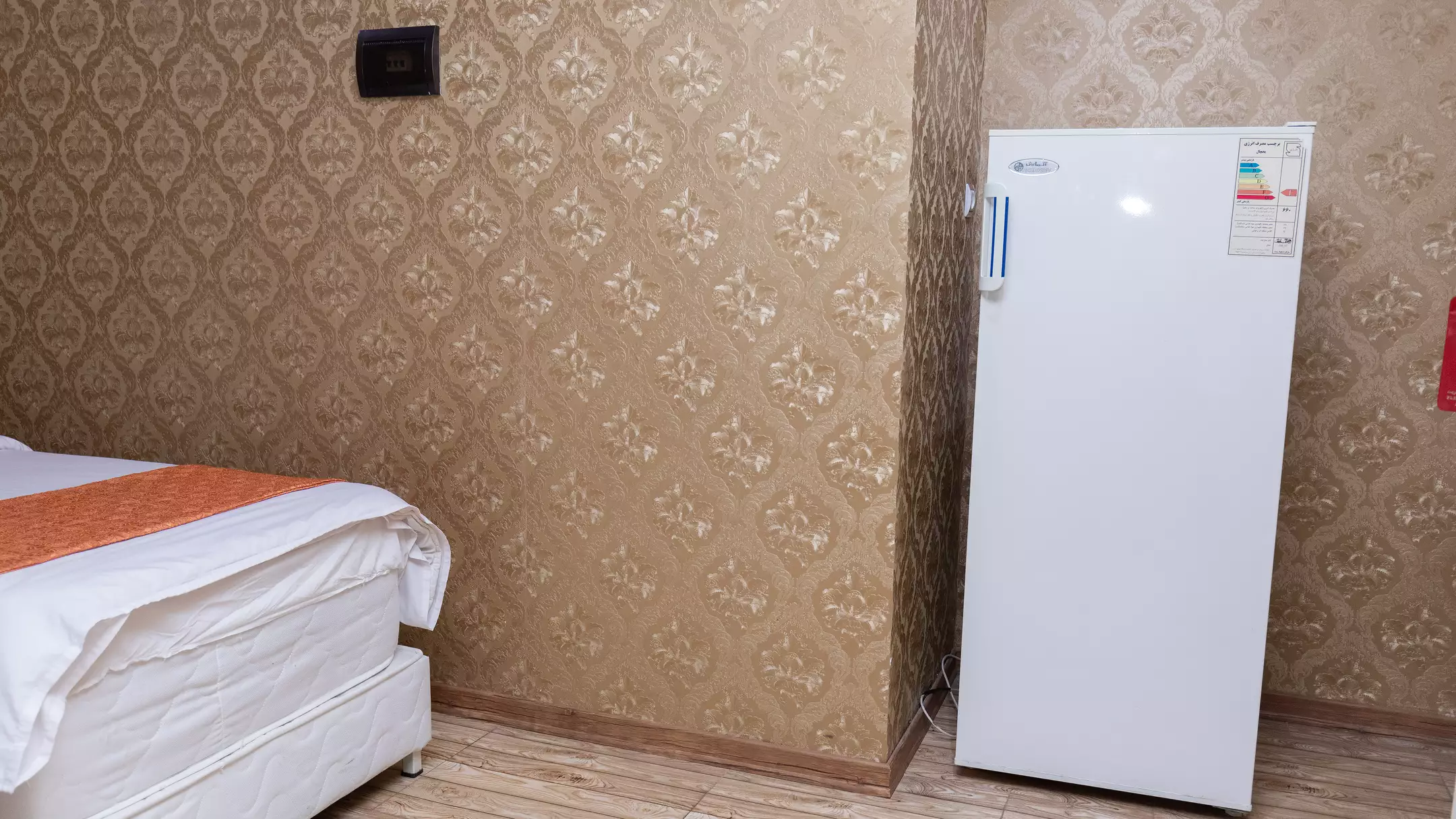 یخچال کنار تخت در هتل رضوان خلیج فارس