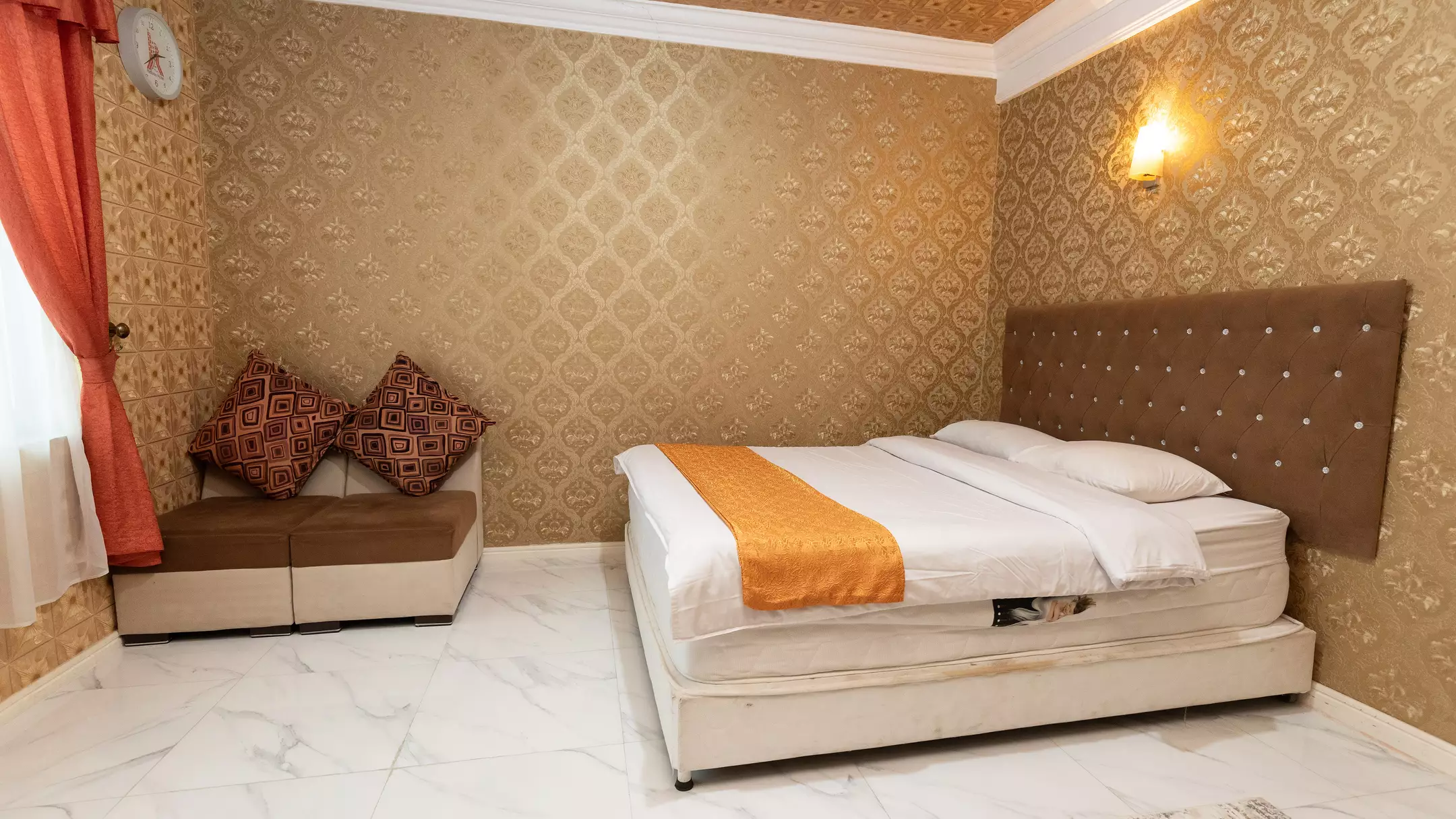 تخت دونفره و کاناپه در هتل رضوان خلیج فارس