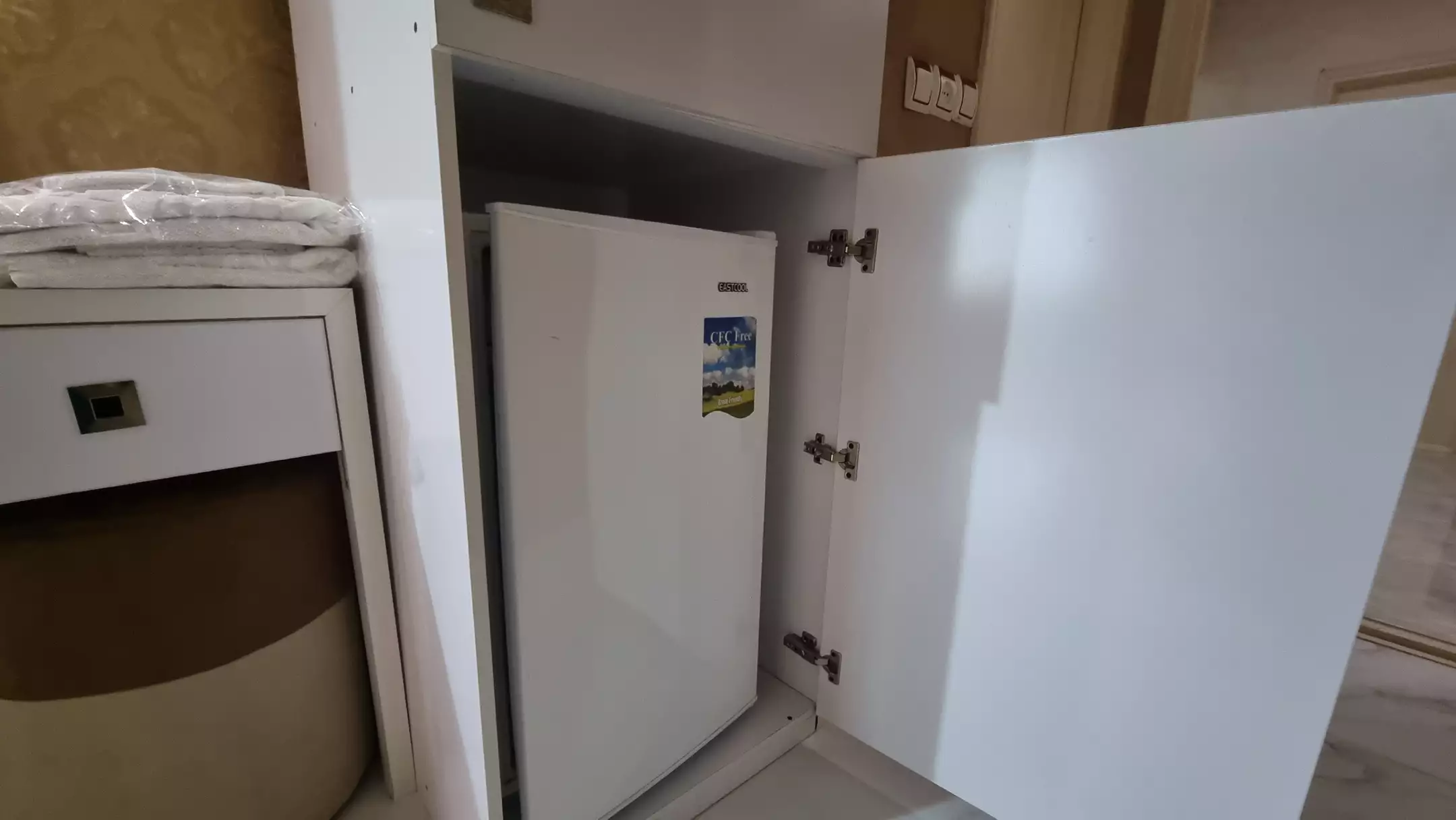 یخچال کوچک داخل کابینت هتل رضوان خلیج فارس