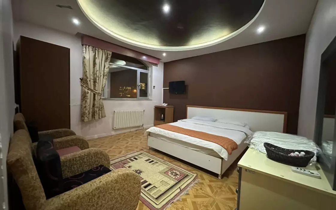 اتاق خواب با تخت دونفره و نشیمن رضوان خلیج فارس