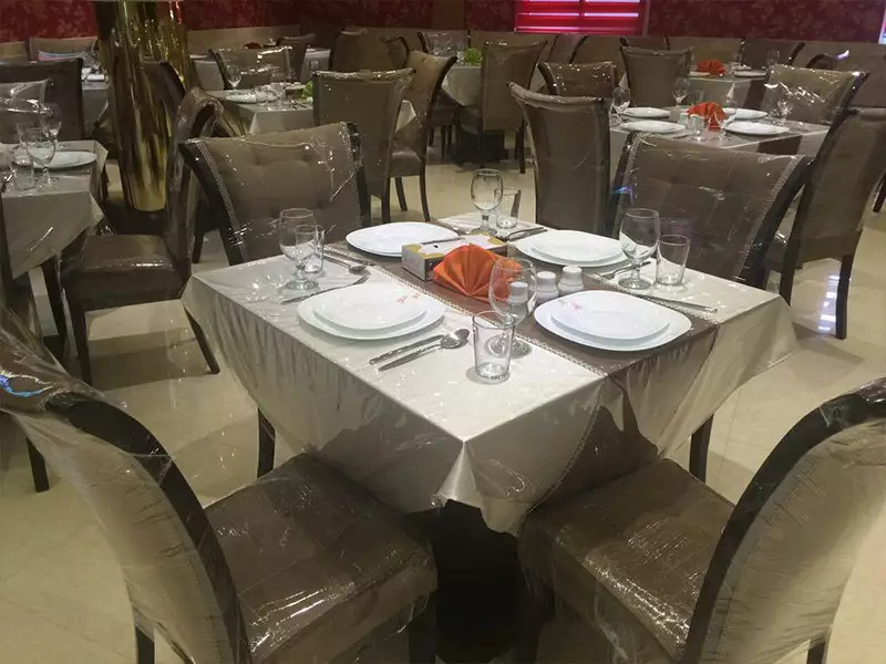 میز چیدهشده با ظروف در سالن غذاخوری هتل سپنتا