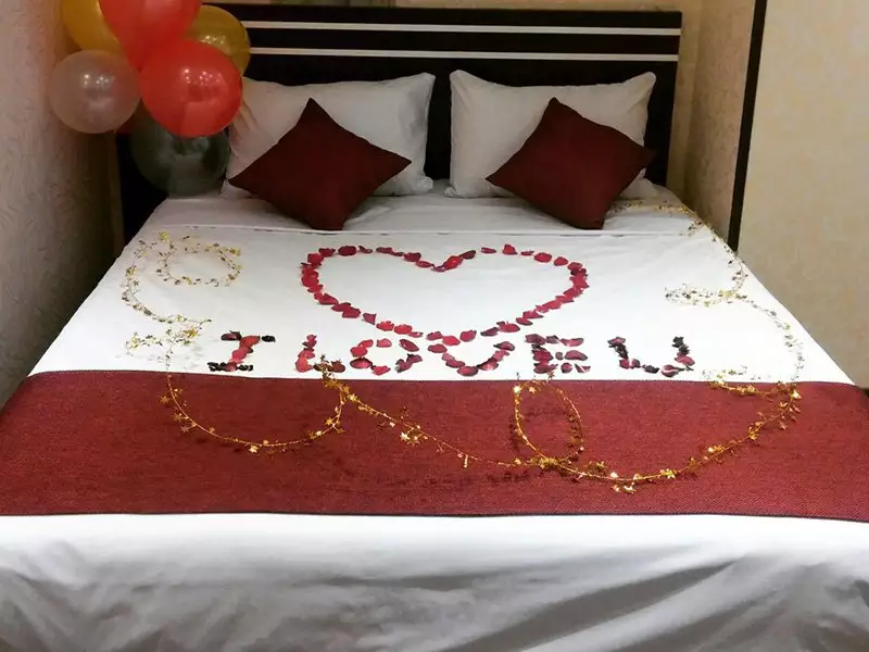 تخت دونفره آراسته با گلبرگ و بادکنک در هتل سپنتا