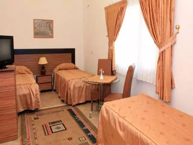 اتاق سهتخته با تختهای یکنفره در هتل نقش شاپور