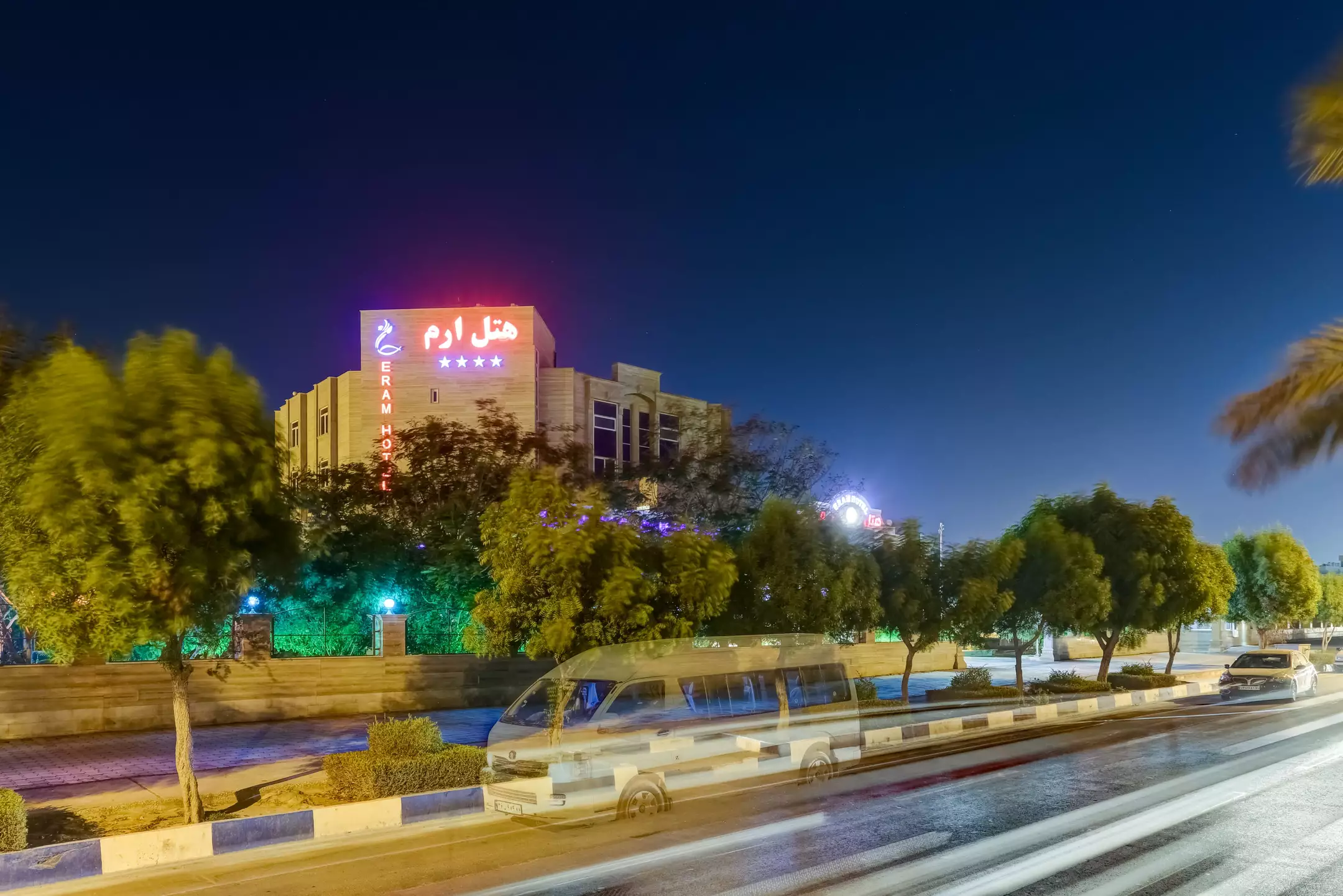 تابلوی روشن هتل ارم در نمای شبانه