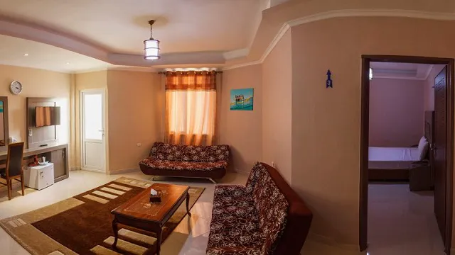 نشیمن هتل ارم با دو کاناپه و میز چوبی