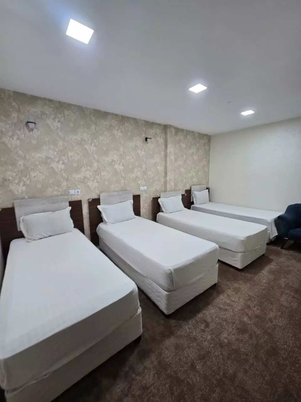 چهار تخت یک‌نفره در اتاق هتل شورابیل
