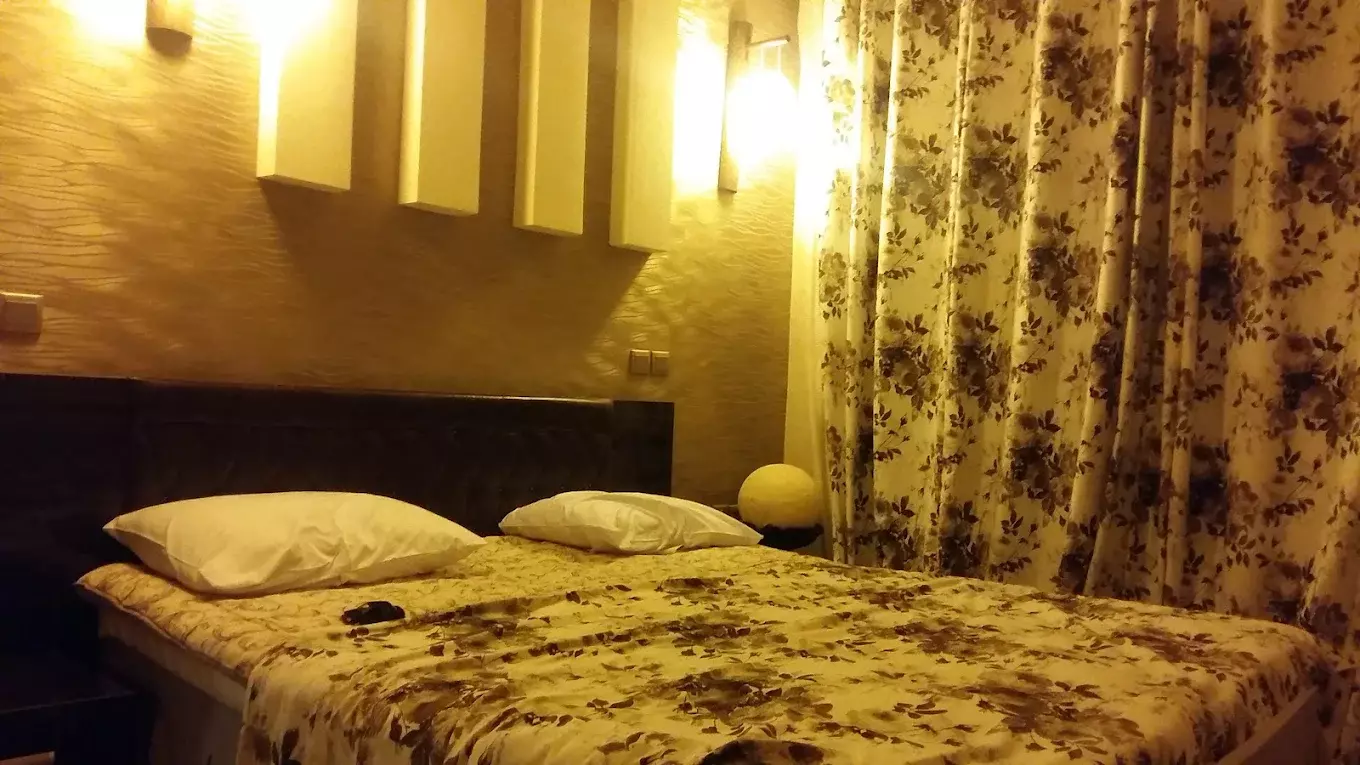 تخت دونفره با روتختی گل‌دار در هتل شورابیل
