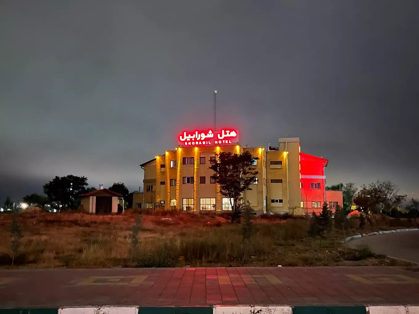 نمای شبانه هتل شورابیل با نورپردازی قرمز