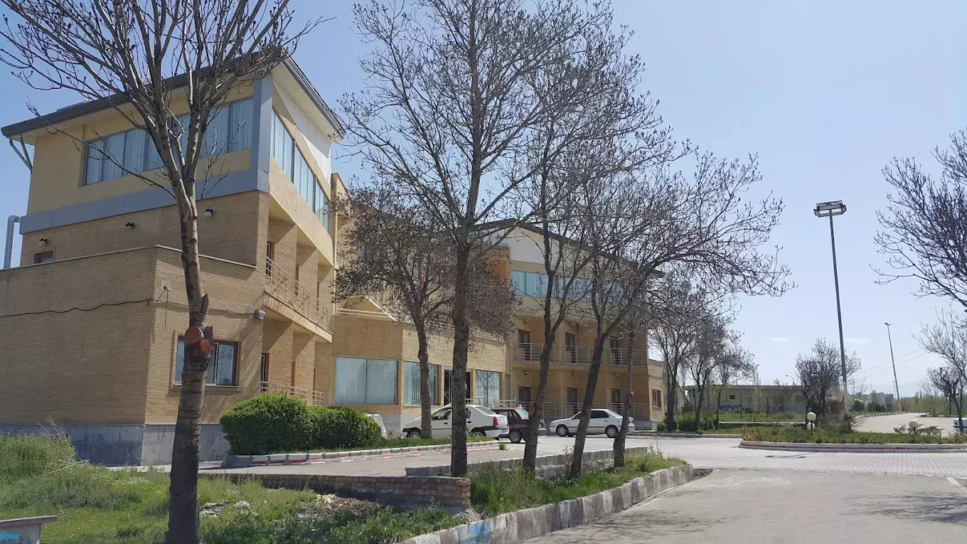 ساختمان هتل شورابیل میان درختان