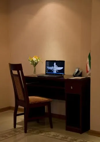 میز کار و صندلی در اتاق هتل کوروش