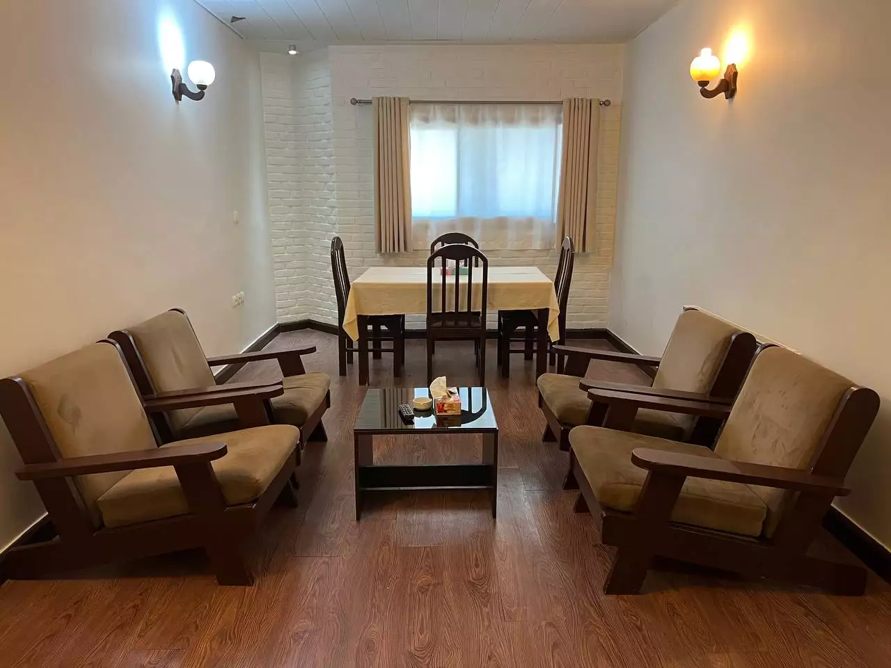 سالن نشیمن هتل نارنج با مبلهای چوبی و میز غذاخوری