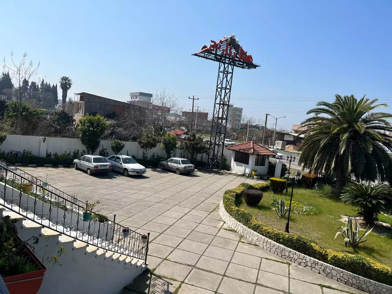 محوطه ورودی هتل نارنج با باغچه و پارکینگ
