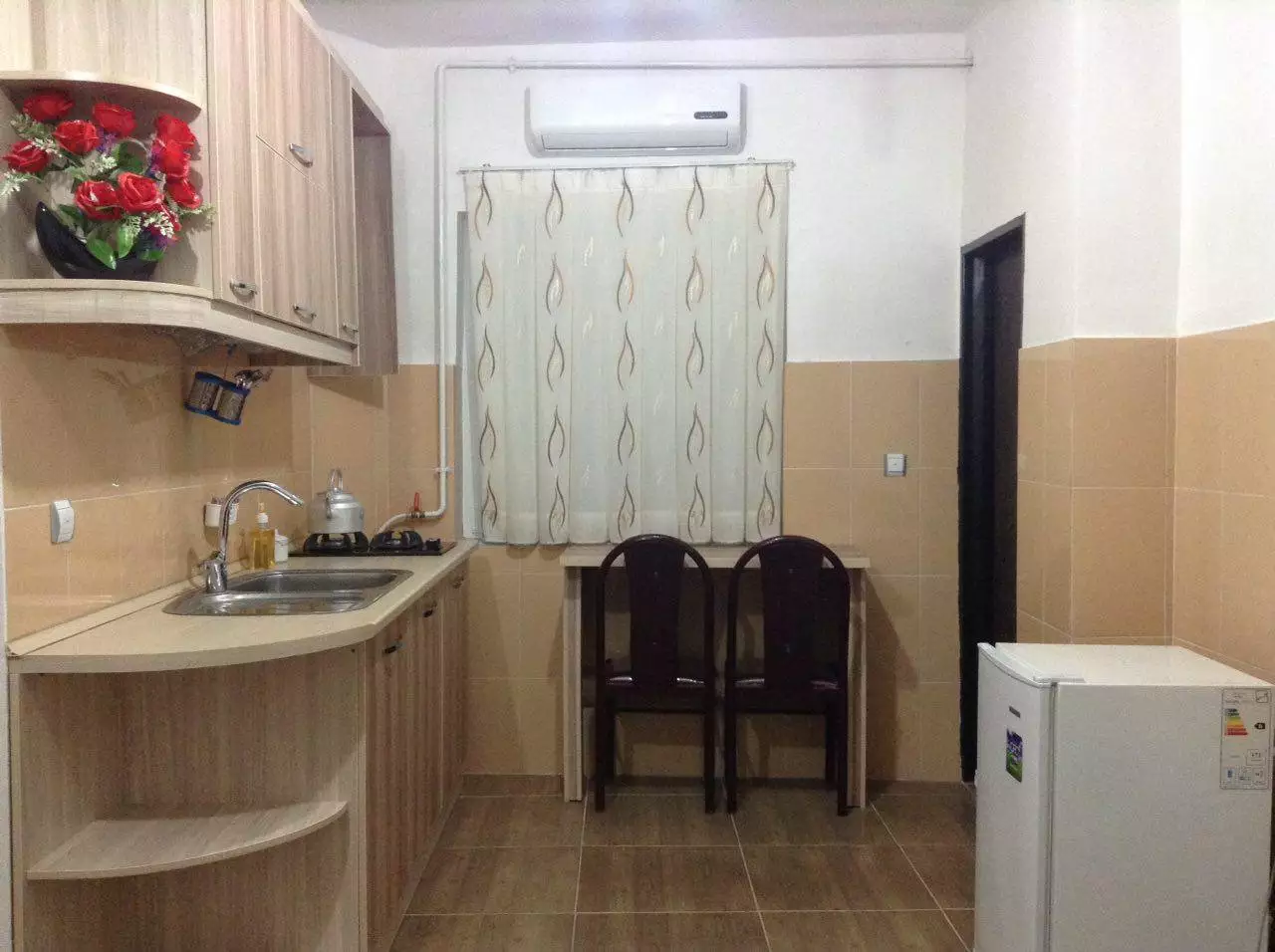 آشپزخانه کوچک با سینک و یخچال در مرزبانی شاندرمن