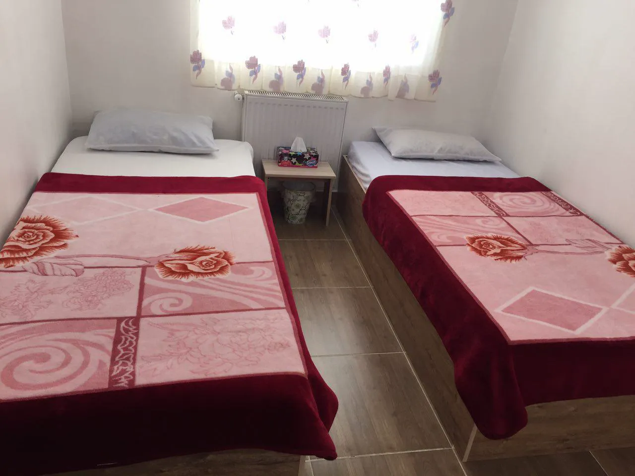 دو تخت یکنفره با روتختی صورتی در مرزبانی شاندرمن