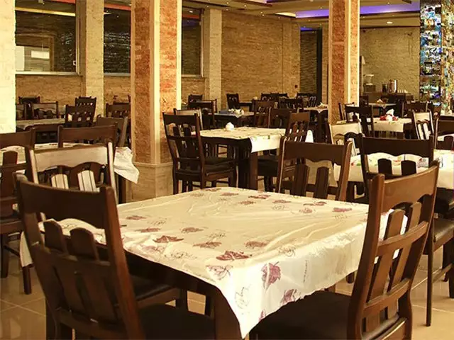 سالن غذاخوری هتل تارا با میزهای چیده‌شده