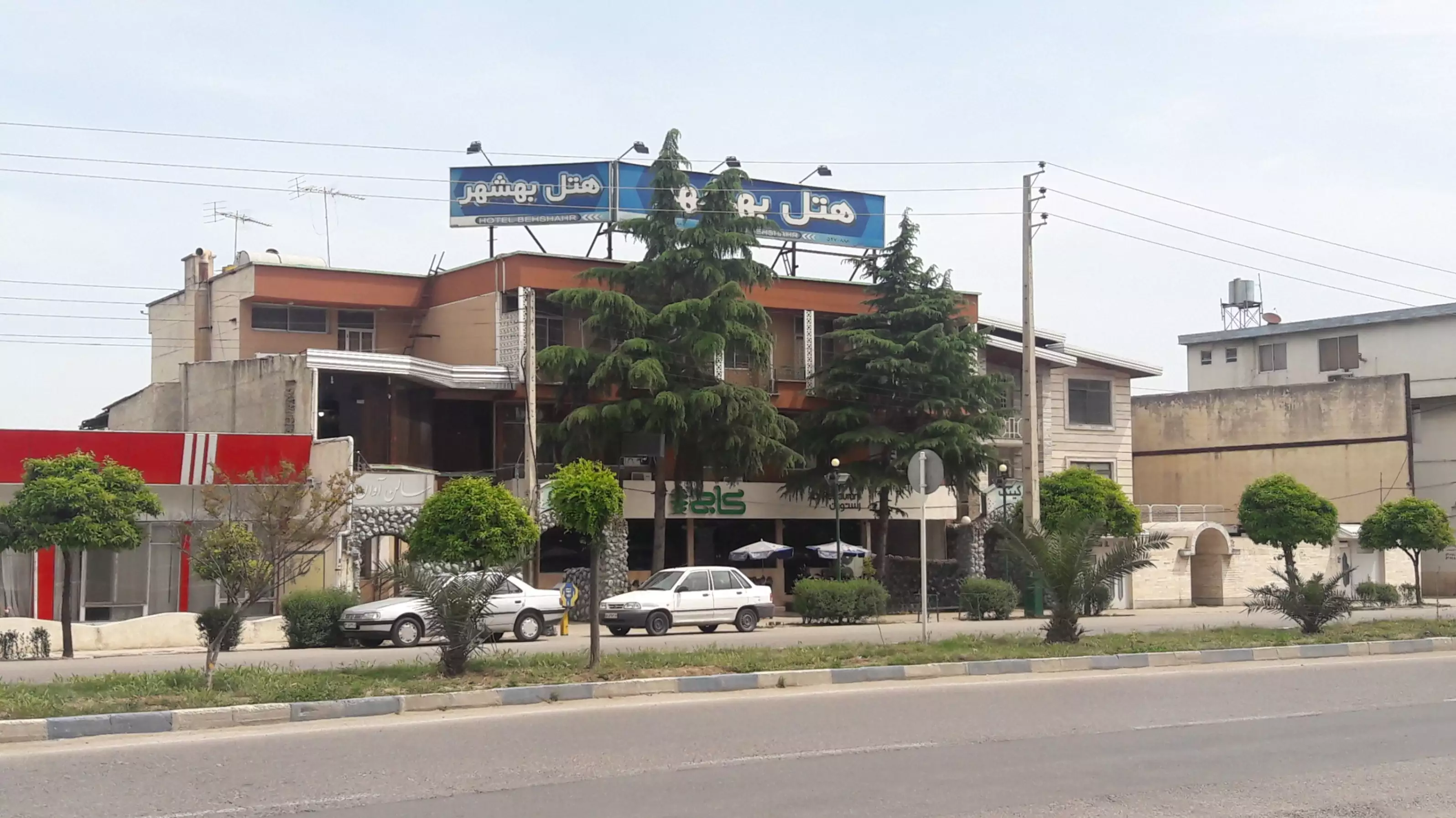 نمای بیرونی هتل بهشهر از کنار خیابان