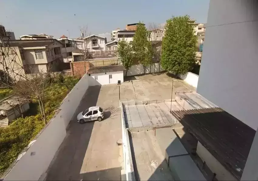 محوطه پارکینگ هتل بهشهر با یک خودرو