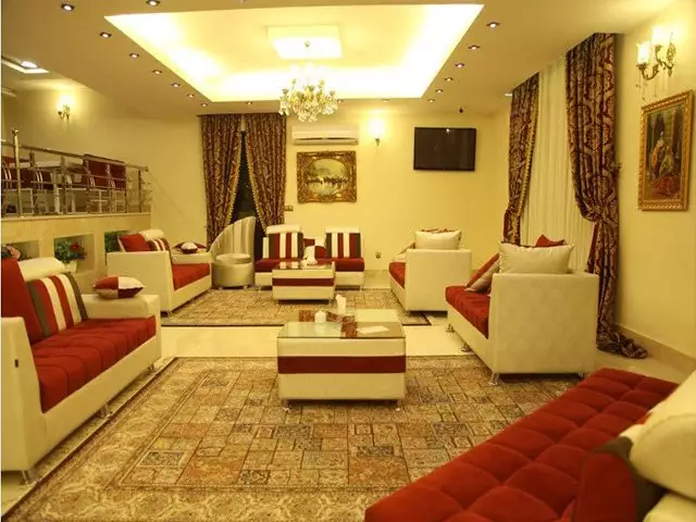 نشیمن هتل پارلا با مبلمان قرمز و کرم