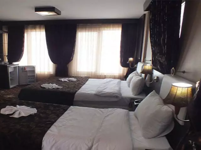 اتاق هتل پارلا با دو تخت دونفره کنار پنجره