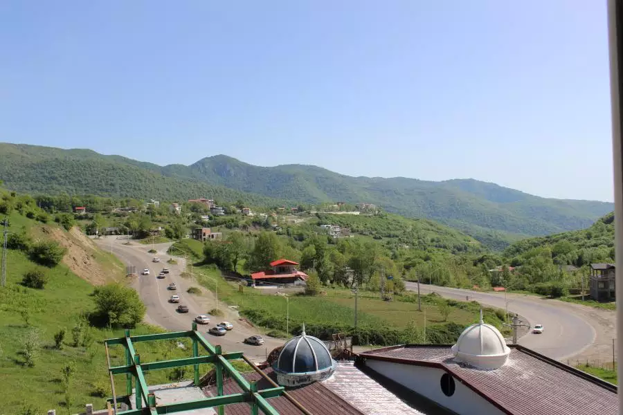 نمای کوهستان سرسبز و جاده از هتل پارلا