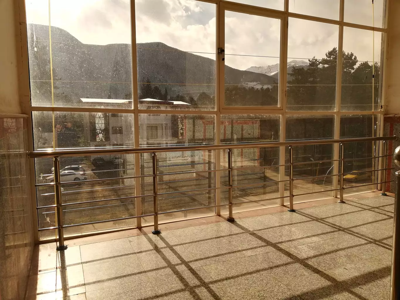 راهروی پنجرهدار هتل توکل با چشمانداز کوهستان