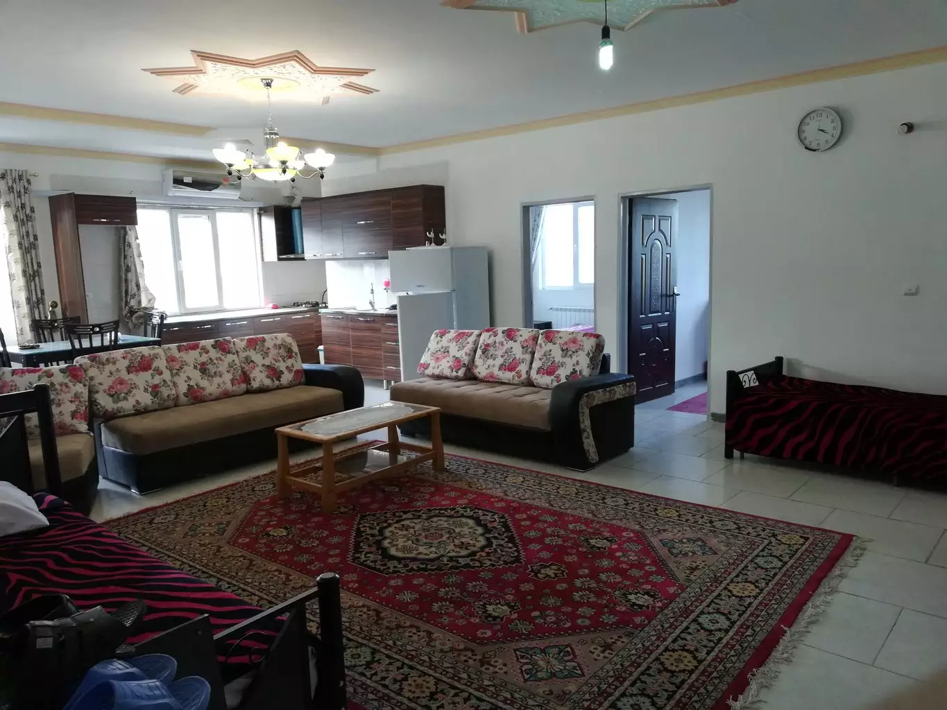نشیمن اقامتگاه توکل با فرش و مبلمان