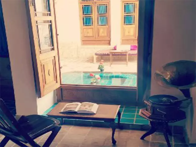 اتاق خانه مرشدی با پنجره رو به حیاط و میز مطالعه