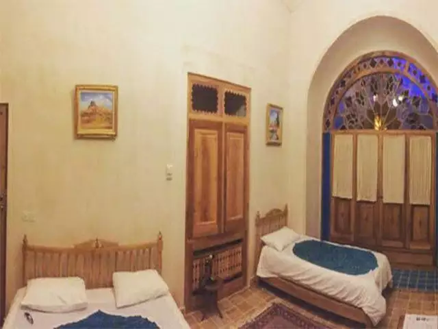 اتاق خانه مرشدی با دو تخت چوبی