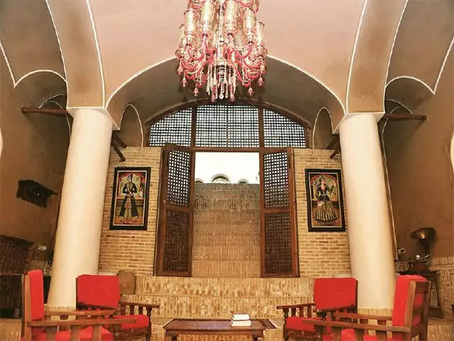 فضای نشیمن خانه مرشدی با ستون‌های گچی