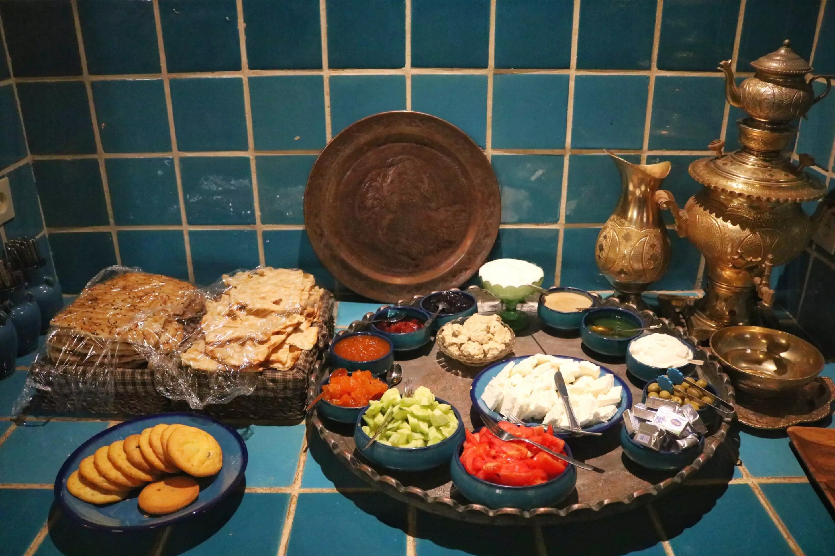 چیدمان صبحانه با پنیر و سبزی در خانه مرشدی