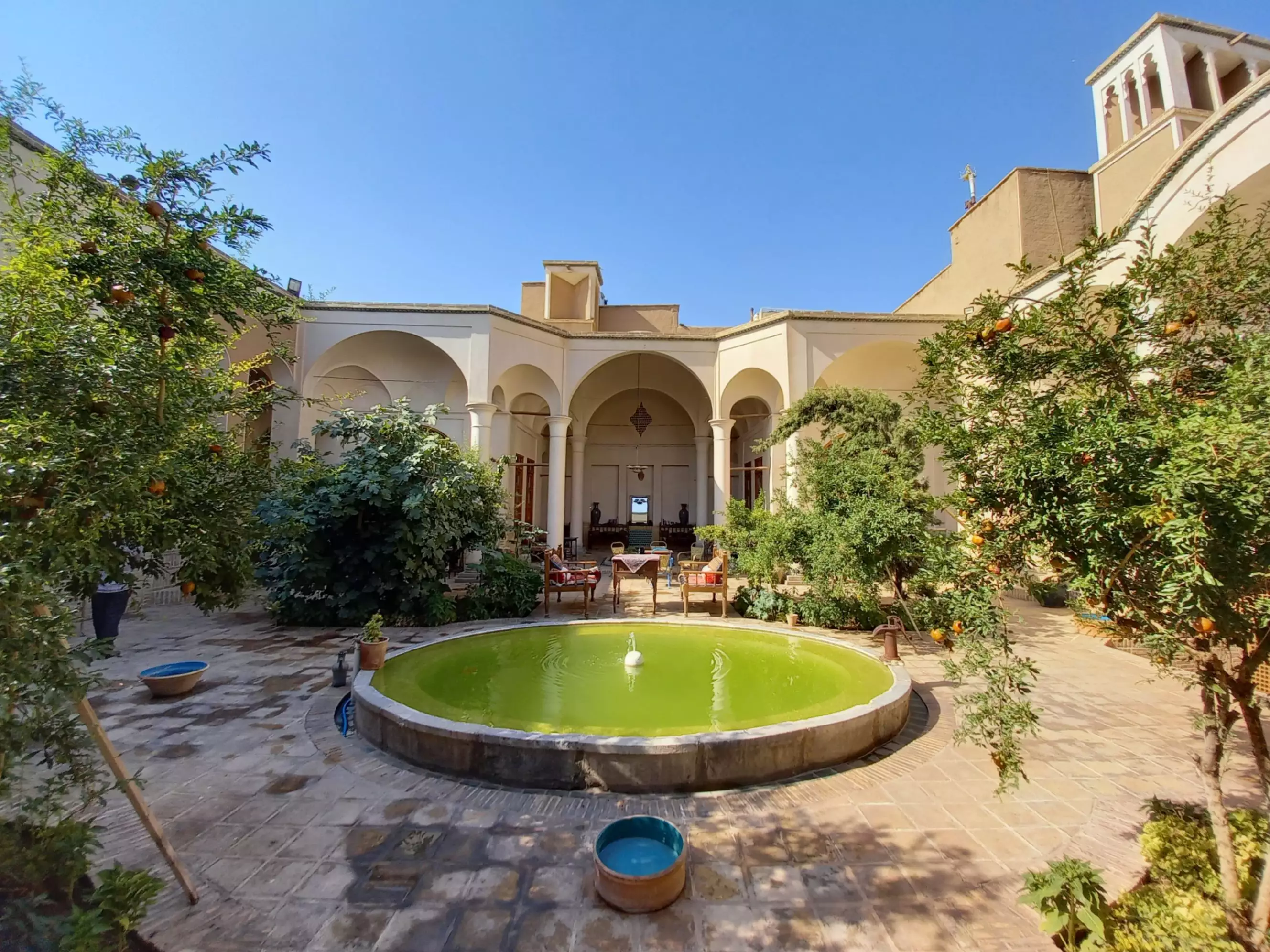 حوض سبز و باغ حیاط خانه مرشدی