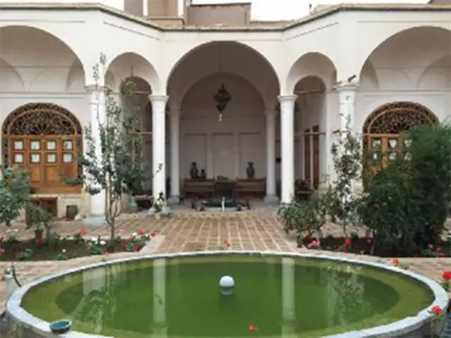 حوض مرکزی و ایوان خانه مرشدی