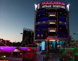 نمای شبانه ساختمان نورپردازیشده هتل اترک