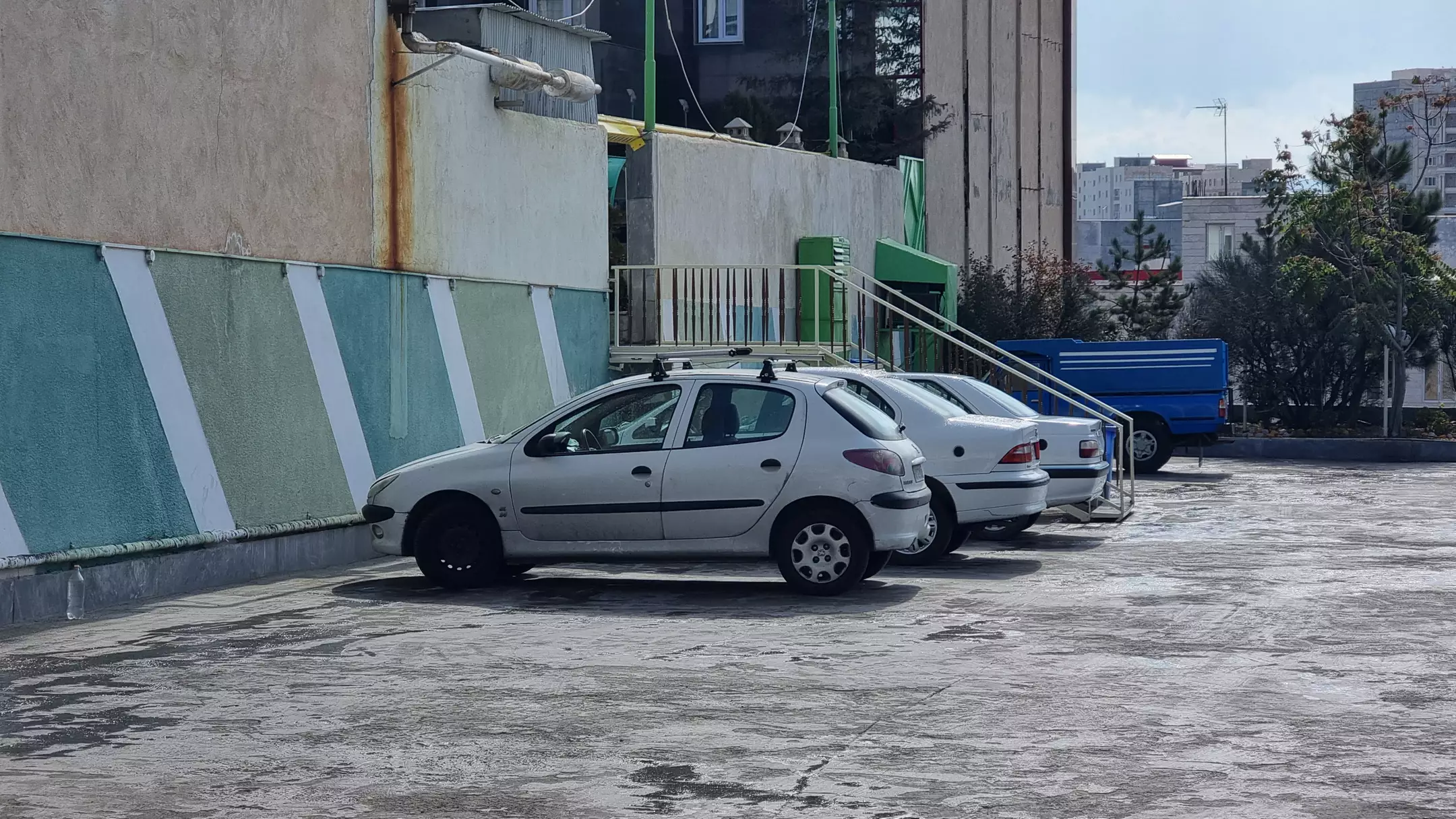 پارکینگ روباز هتل اترک با خودروهای پارک‌شده