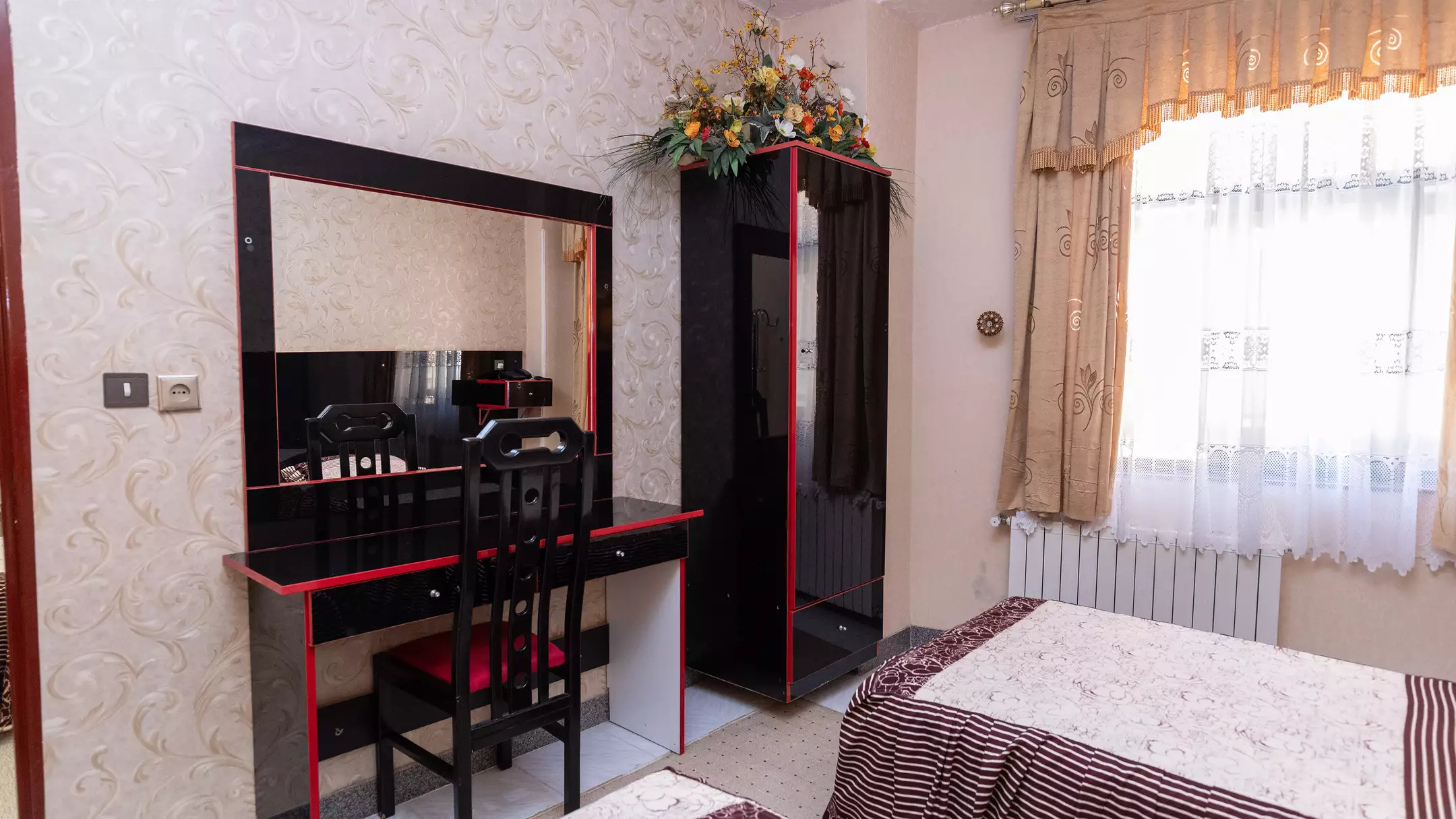 اتاق اترک با میز آرایش، آینه و تخت یک‌نفره