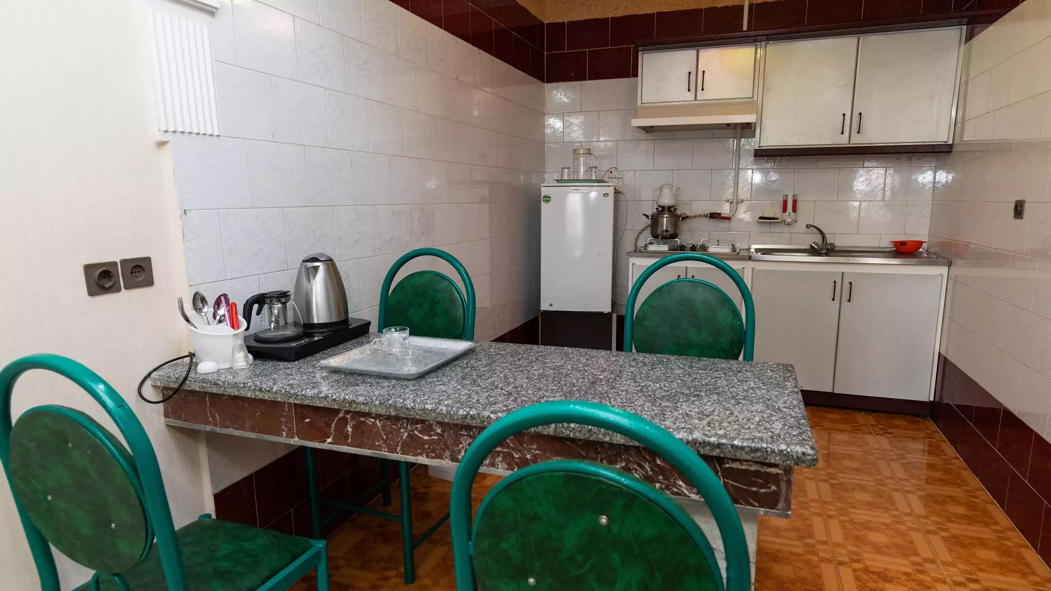 میز غذاخوری و آشپزخانه هتل اترک